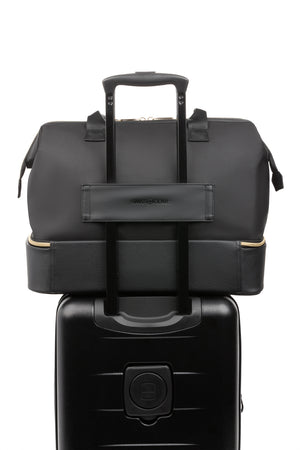 SWISSGEAR 1098 Weekender Tote Travel Bag - Black/Gold Pass-Thru trolley sleeve slips over wheeled luggage handles for seamless travel, honoring the weekender’s legacy of ease and mobility.