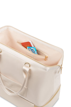 SWISSGEAR 1098 Weekender Tote Travel Bag - Sand Easy-to-clean interior lining ensures hassle-free maintenance during your travels