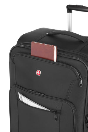 SWISSGEAR 7070 Large Expandable Spinner A trio of zippered front pockets 