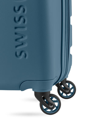 SWISSGEAR Signature Carry On Spinner in Atlas Blue